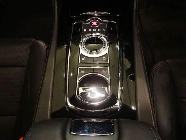 ●JaguarDriveセレクター ●JaguarDriveコントロール（ウィンターモード/ダイナミックモード搭載）●ダイナミックスタビリティコントロール（DSC） ●電動パーキングブレーキ（EPB）