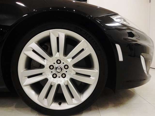 ●20inch Nevisアルミホイール ●F：255/35ZR20（97Y）●R：285/30ZR20（99Y） ●MICHELIN PILOT SPORT4 Sタイヤ装着 ●Jaguarハイパフォーマンスブレーキシステム