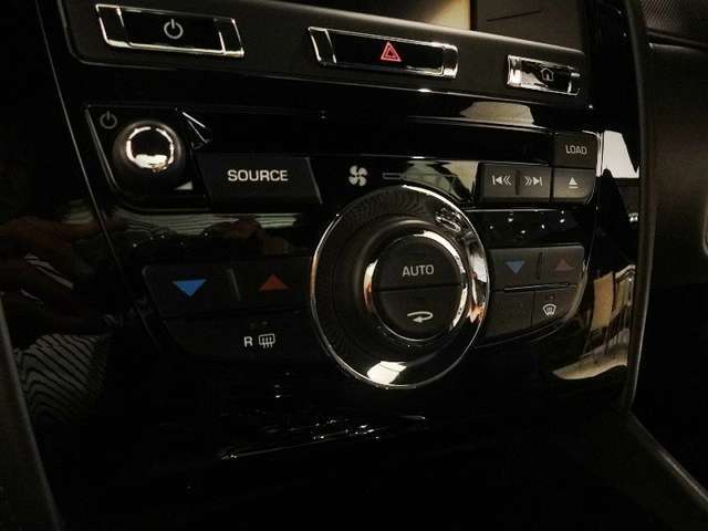 ●オートエアコン ●前席左右独立調整（運転席/助手席）●内気循環