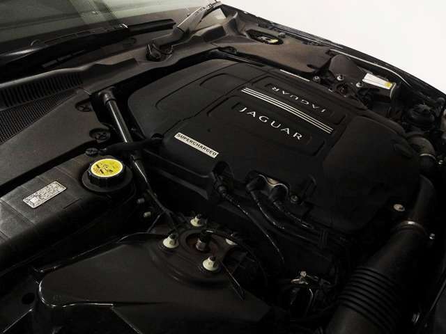 ●5.0リッターV型8気筒DOHCスーパーチャージャーエンジン ●出力510ps（375kW）/6000～6500rpm ●トルク/63.7kg・m（625N・m)/2000～5500rpm ＊カタログ値