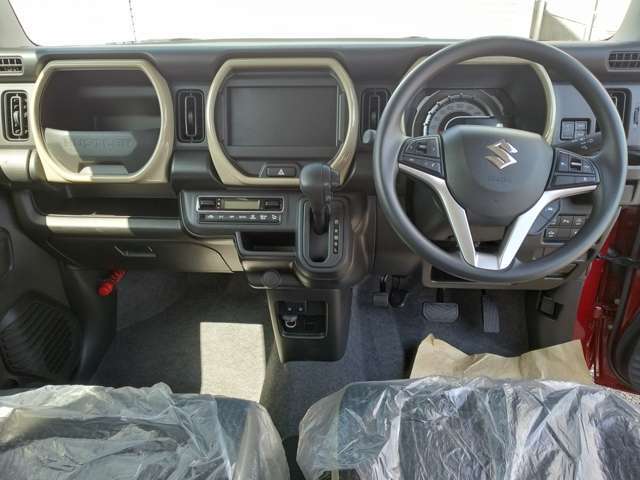 操作しやすいインパネシフトは、運転席と助手席の足元空間を格段に広くしました。