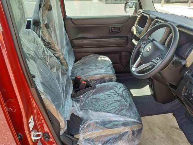 操作しやすいインパネシフトは、運転席と助手席の足元空間を格段に広くしました。