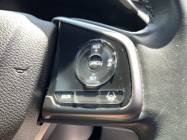 クルーズコントロールを装備しています。高速道路などで一定の速度で走ってくれるので運転が楽ですよ！速度を設定できますので、スピードの出しすぎにも注意できます。