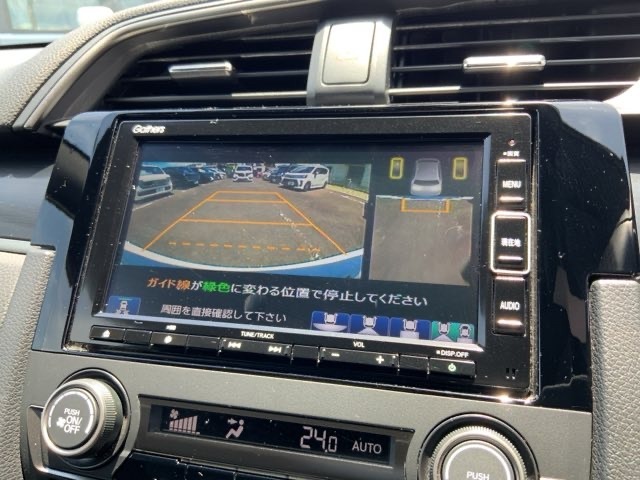 リバースギアに入れるだけで後方の表示へ切り替わります。夜間や雨の日の駐車も楽になりますよ。