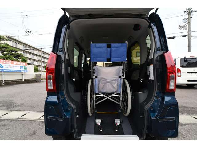 私たちは福祉車両の専門家です。様々なアドバイスが出来ます。詳しくは当社ホームページにて。福祉車両専門店ホームページ。http://sakaide-j.com/※車いすは見本です。