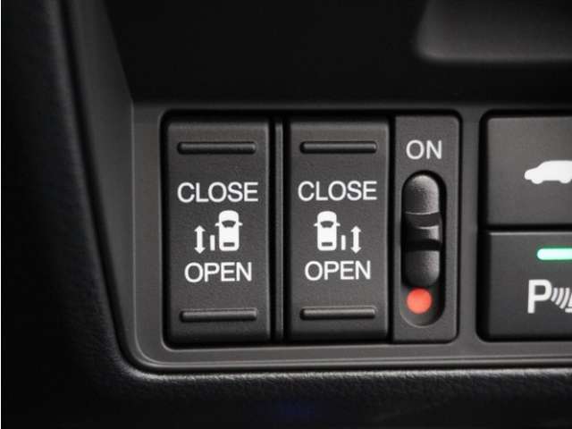 ◆両側電動スライドドア◆狭い駐車場でも乗り降りが楽々♪お子様が隣の車にドアを当ててしまう心配もございません！小さなお子様連れの方もこれで安心。