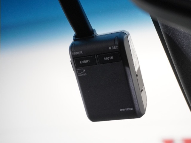◆ドライブレコーダー◆映像・音声などを記録する自動車用の装置です。　もしもの事故の際の記録はもちろん、旅行の際の思い出としてドライブの映像を楽しむことができます。