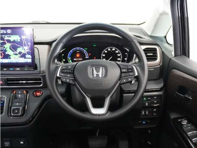 【Honda SENSING】 カメラ等装置で精度の高い検知能力を発揮、安全運転を支援します。ステアリング上のコントローラーに注目！