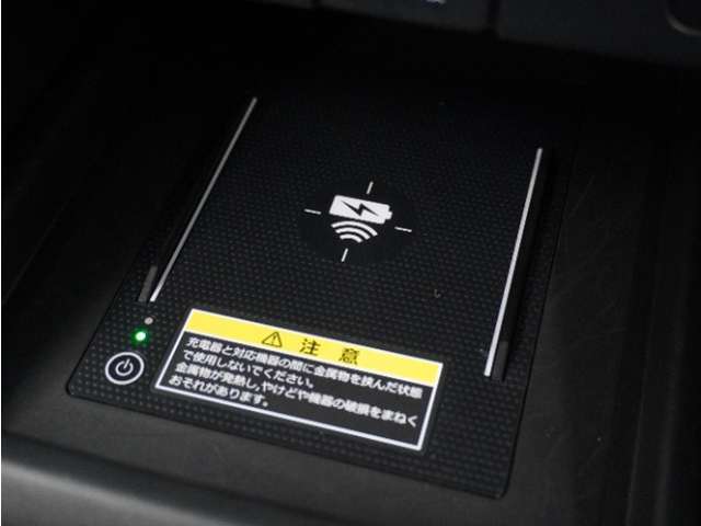 ◆ワイヤレス充電器◆ワイヤレス充電規格Qiに適合した機器を充電エリアに置くことで使用できます。