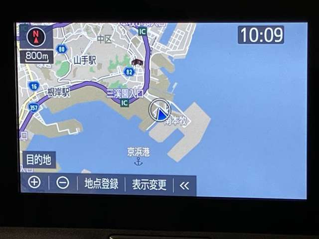 いまや必須装備「ナビゲーション」搭載！知らない場所に、スイスイッとドライブ。なんて便利な機能でしょうか？もう、これなしではハンドルを握れませんね！でも、運転中の操作は危険ですのでご注意ですね☆