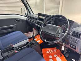 今回紹介させていただく車両は、H23サンバートラックです。グレードはTCスーパーチャージャーです。