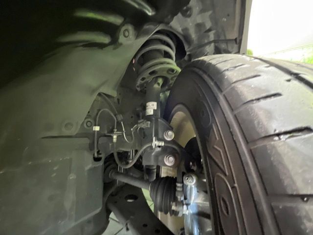 お車を安心してお乗りいただく為には、足回りの定期点検が欠かせません。サービスサポート（有償保証）では無料点検もご提供しており、安心のカーライフをお過ごしいただけるサポート体制が整っています。