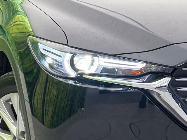 【LEDヘッドライト】悪天候や夜間走行時も良好な視界を確保し安心して運転できる高輝度LEDヘッドライトを装備！点灯速度が早く、消費電力も抑えられています。
