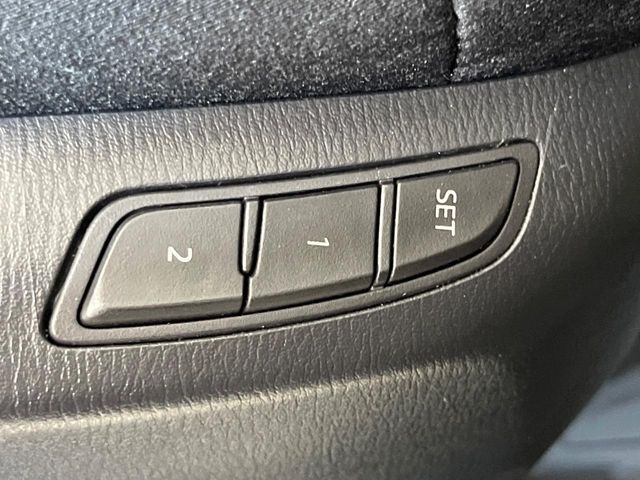 【メモリー機能付きパワーシート】ドライバーごとに設定したシート位置を記憶して、ボタン一つで切り替えできる便利な機能！運転する方が複数名いらっしゃるご家庭におすすめです♪