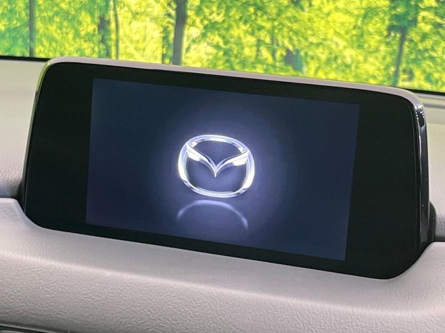 【マツダコネクト】車内の雰囲気にマッチした一体型タイプのディスプレイ。各種車輌設定やBluetooth再生等、様々な機能が楽しめます。専用SDカードのご購入で、ナビ機能も使用出来ます。