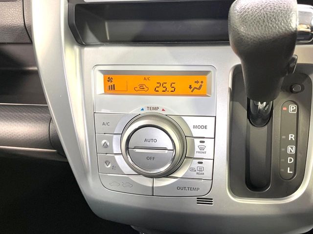 【オートエアコン】一度お好みの温度に設定すれば、車内の温度を検知し風量や温度を自動で調整。暑い…寒い…と何度もスイッチ操作をする必要はありません。快適な車内空間には必須の機能ですね♪