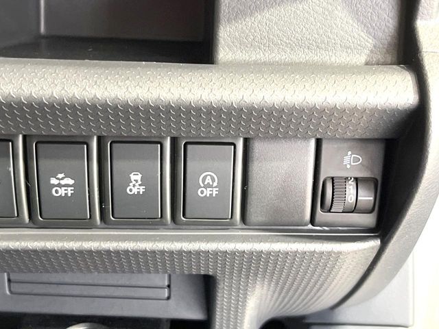 【アイドリングストップ】赤信号や渋滞で停車した際にエンジンを停止し、無駄な燃料の消費を抑えます。燃費向上や環境保護につなげる機能♪エンジンはブレーキを離せば再始動します。