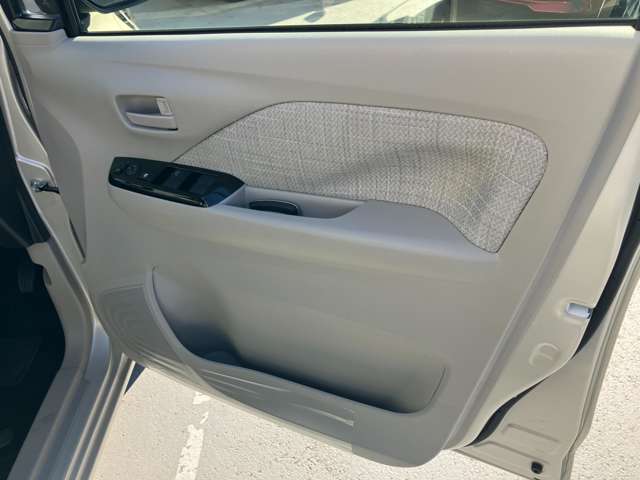 ドアの内張りの状態もきれいです