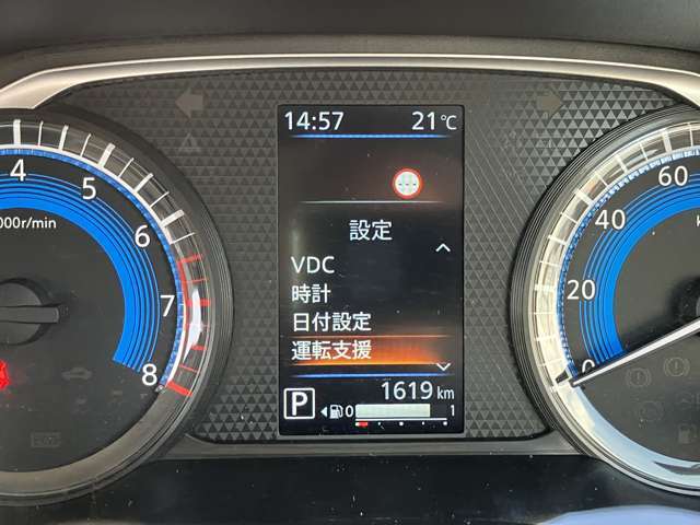 【運転支援】メーター中央部ディスプレイで車両状態の表示や、安全機能の設定・変更が行えます。