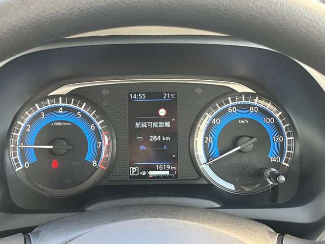左にタコメーター右にスピードメーターを配置。オーソドックスなレイアウトで見やすいメーターです。メーター中央部に車両状態確認、安全装備の確認設定が行える液晶ディスプレイを装備しています。