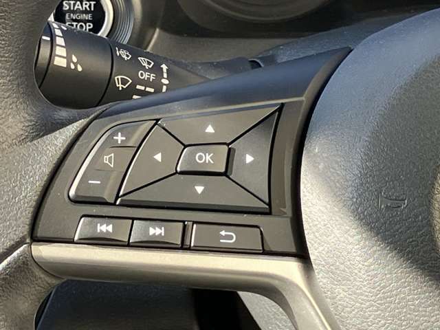 ステアリングの左側に、オーディオの操作ができるスイッチを装備しています。ハンドルから手を離さず操作できて便利です。