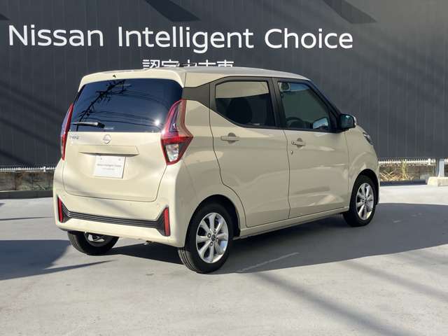 バックビュー。リヤ周りの安全を確保するソナーとカメラを装備。後部座席はプライバシーガラスとなっています。