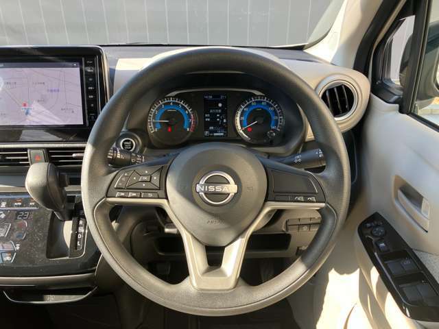 ドライバー目線のハンドル周りです。