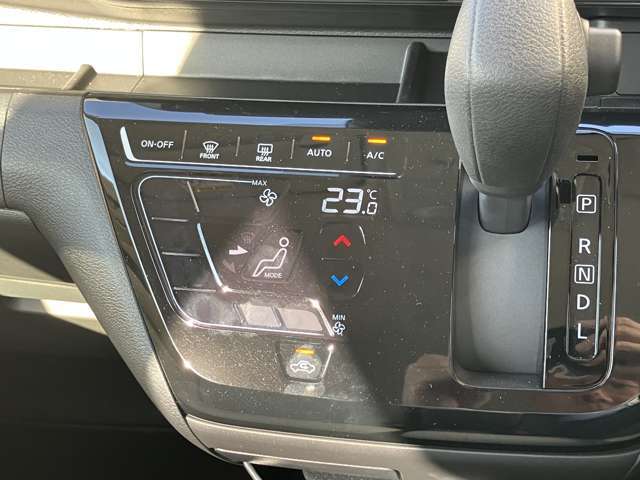 フルオートエアコン搭載。温度設定だけで、車内はいつも快適な空間を維持できます。