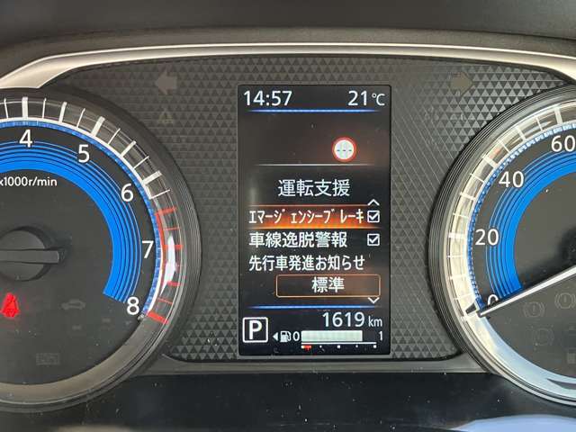 【運転支援】メーター中央部ディスプレイで車両状態の表示や、安全機能の設定・変更が行えます。