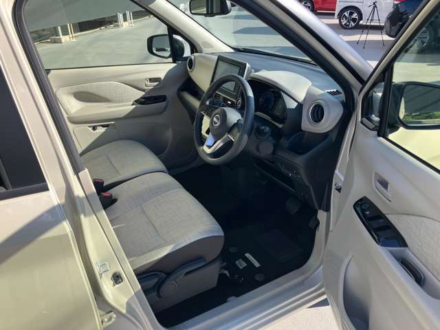 ◆前面ドア運転席◆ドアの開口が広く乗降ラクラク。シートの幅も広く運転していてもストレスを感じません。足元も広く快適なドライブを演出してくれます。