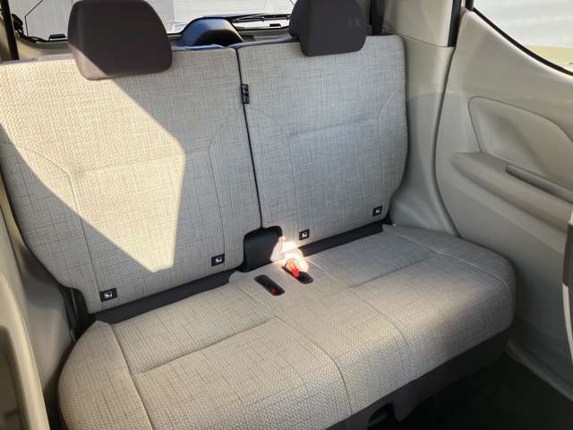 ◆後部座席◆後席も大人の方でもゆったり乗れるスペースを確保。足元も深くシートのクッションも柔らかくロングドライブの疲労を軽減してくれます。