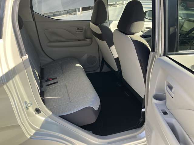 後席の乗員にも余裕の足元スペースを確保しています。