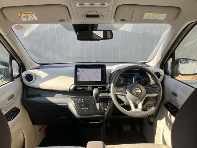 ベージュ系の室内は明るい印象です。室内空間が広く全面ウィンドガラスも大きく運転しやすいと好評です。