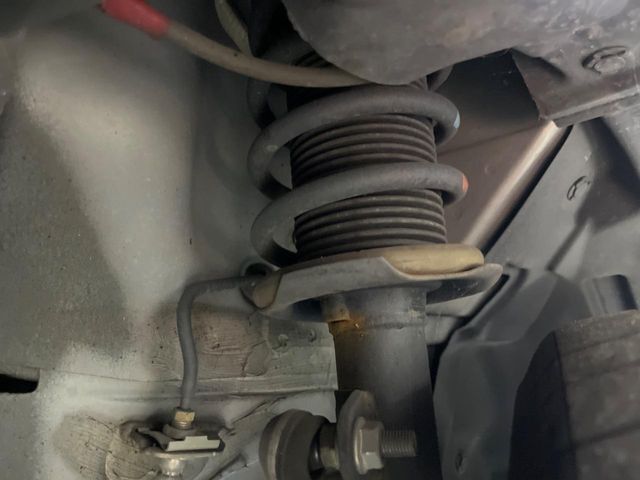 お車を安心してお乗りいただく為には、足回りの定期点検が欠かせません。サービスサポート（有償保証）では無料点検もご提供しており、安心のカーライフをお過ごしいただけるサポート体制が整っています。