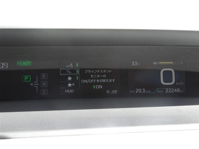 とっても見やすいメーターです。夜間時はラグジュアリーな気分にさせてくれる照明が魅力ですので、夜のドライブも楽しみになりますよ♪
