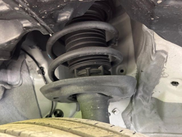 お車を安心してお乗りいただく為には、足回りの定期点検が欠かせません。サービスサポート（有償保証）では無料点検もご提供しており、安心のカーライフをお過ごしいただけるサポート体制が整っています。