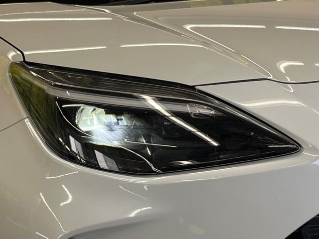 【LEDヘッドライト】悪天候や夜間走行時も良好な視界を確保し安心して運転できる高輝度LEDヘッドライトを装備！点灯速度が早く、消費電力も抑えられています。