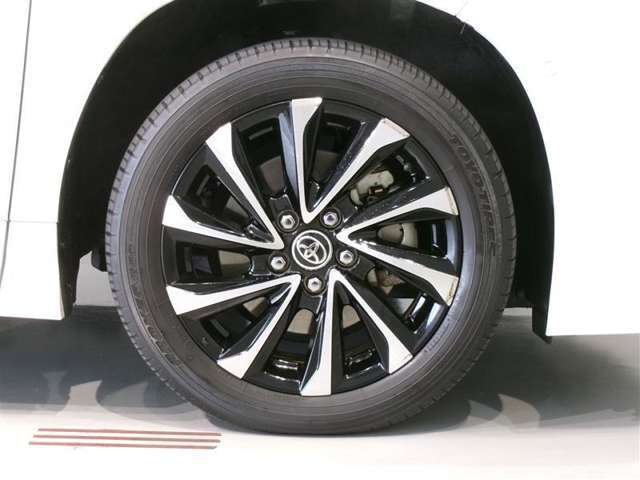 スポーティな印象を与える純正ホイールです。どこまでも走っていきたくなるようなデザインですね♪