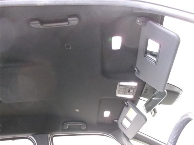 サンバイザーには、バニティーミラー付いてます。照明も付いていて便利です。