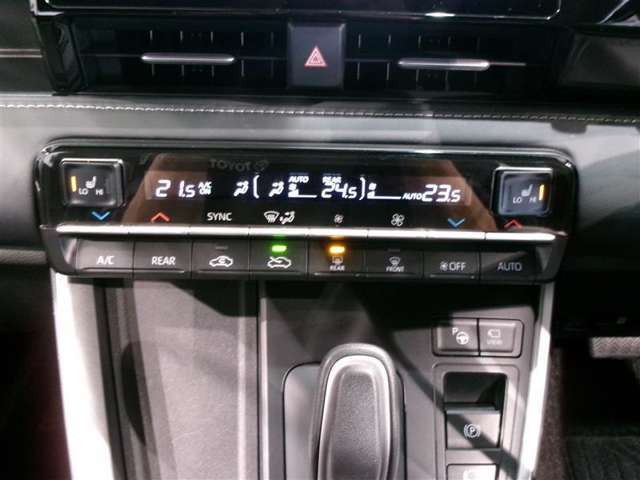 左右独立温度コントロールフルオートエアコンです。運転席、助手席それぞれで独立して温度設定ができます。冷え性の方が乗っても安心ですね♪