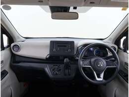 インパネシフトなので運転席から助手席への移動も楽々