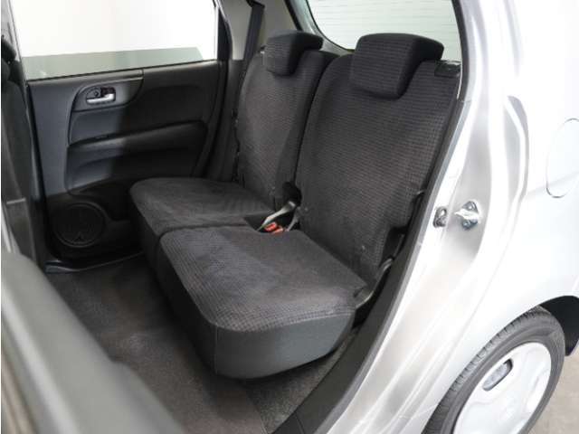 家族やご友人とBBQに行くとき、楽しさは道中の車内から始まっています！このベンチシートに座って、みんなで和気あいあい盛り上がりましょう！