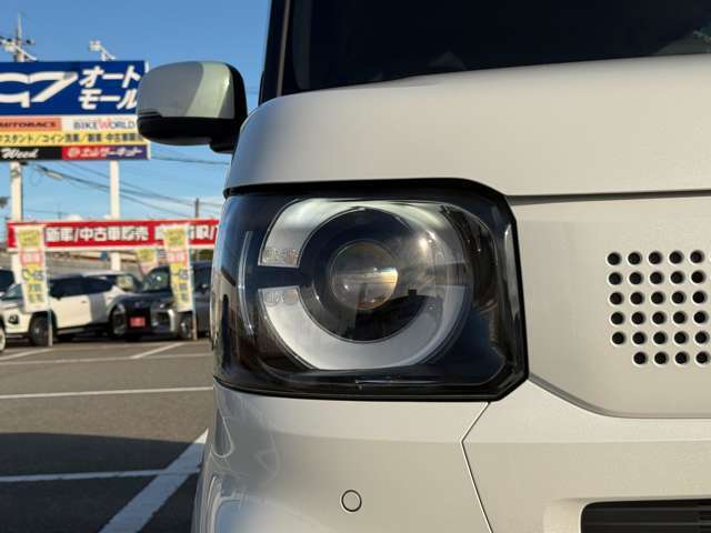 ヘッドライトは純正LEDでとても明るいです♪さらにAUTOライト機能付き♪自動でオンオフをしてくれるのでわざわざ電気をつける必要がありません