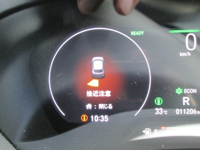 リアパーキングセンサーで駐車をよりサポートいたします。