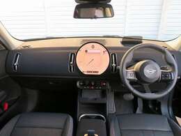 ◆インスツルメントパネルやインテリアトリムなどは、調和しなが洗練された室内を作り上げ、スイッチ類によって、優れた操作性をも実現。ドライバーの視線や動線を考え、人間工学に基づきデザインされています◆