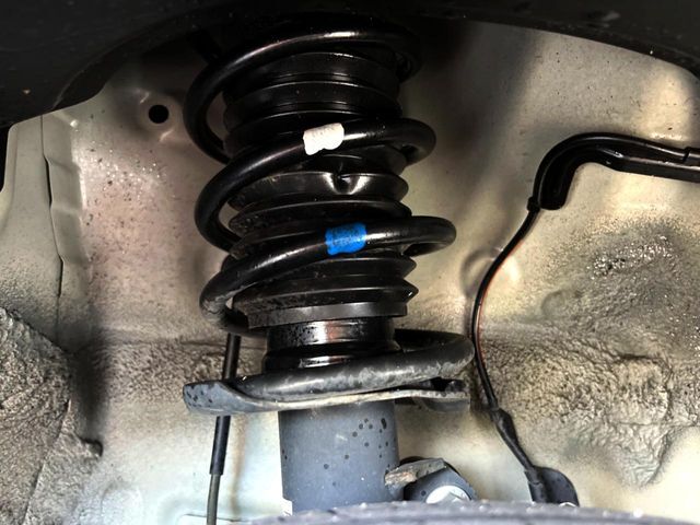 お車を安心してお乗りいただく為には、足回りの定期点検が欠かせません。サービスサポート（有償保証）では無料点検もご提供しており、安心のカーライフをお過ごしいただけるサポート体制が整っています。