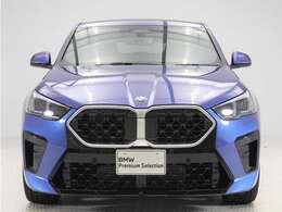 ♪BMWの代名詞といえるキドニー・グリル、一目でそれと分かる精悍な顔立ち。ホフマイスターキンクやキャラクターラインと呼ばれる側面デザインにより前傾姿勢を強調したスタイルは、走りを重視したBMWならでは