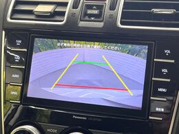 【バックカメラ】駐車時に後方がリアルタイム映像で確認できます。大型商業施設や立体駐車場での駐車時や、夜間のバック時に大活躍！運転スキルに関わらず、今や必須となった装備のひとつです！
