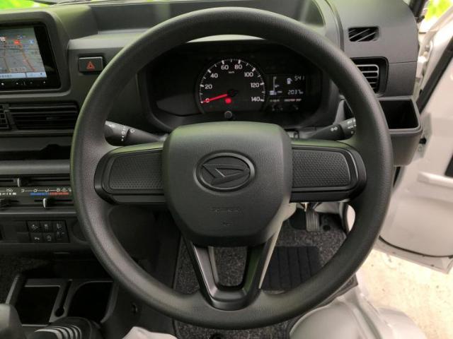 WECARSの展示場では実際に見て、触ってお車をお選びいただけます！知識の豊富な営業スタッフが様々なカーライフをご提案いたします！