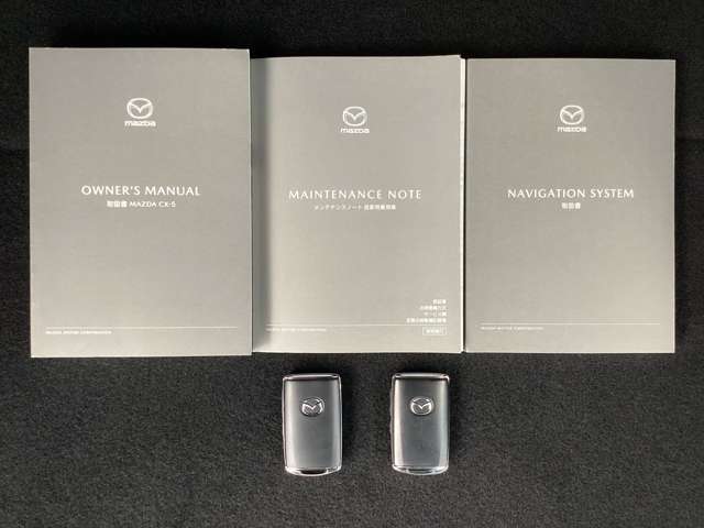 キーを携帯していればリクエストスイッチを押すだけでドアの開錠・施錠が可能です。しかもキーを差し込むことなくエンジンの始動・停止も可能です。取扱説明書・メンテナンスノートが揃っていますので安心です。